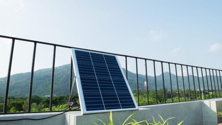 Mini-Solarpanel-System auf dem Balkon